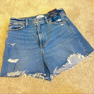 Abercrombie & Fitch- Women’s Curve Love 4” high rise mom short.
